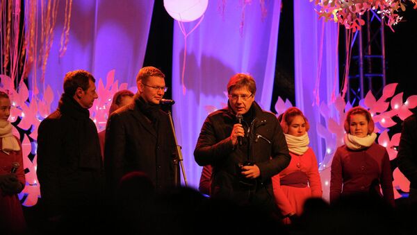 председатель Рижской думы Нил Ушаков, рижане и гости столицы зажгли праздничную ёлку на Домской площади - Sputnik Латвия