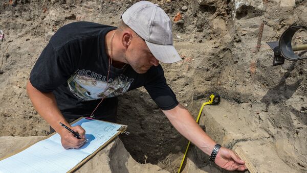 Археолог на раскопках - Sputnik Латвия
