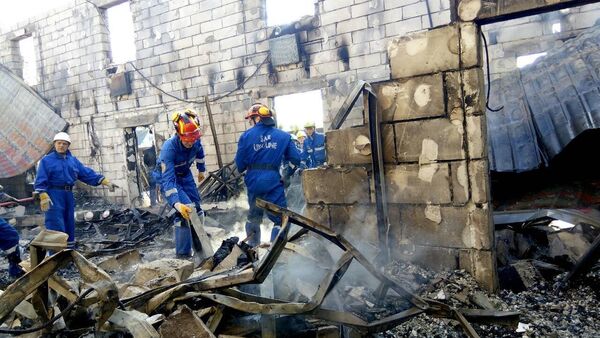 Спасатели ликвидируют последствия пожара в доме престарелых в Киевской области - Sputnik Латвия
