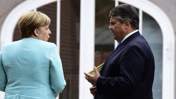Министр экономики и вице-канцлер Германии Зигмар Габриэль и канцлер Ангела Меркель - Sputnik Latvija