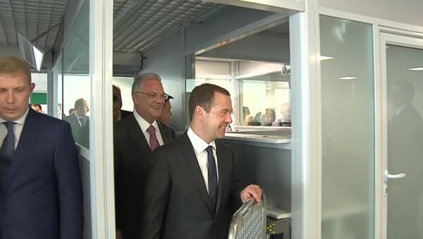 Медведев осмотрел новый аэропорт в Жуковском и поздравил всех с его открытием - Sputnik Латвия
