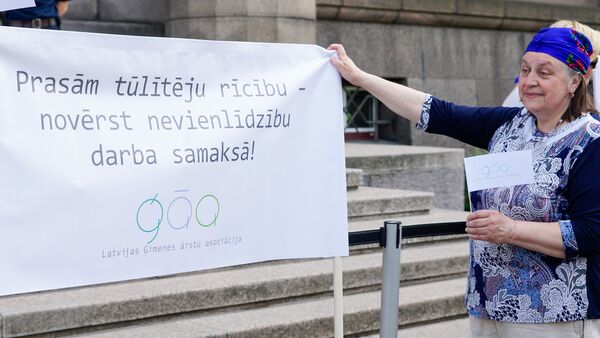 Пикет медицинских работников у здания Кабинета министров - Sputnik Latvija