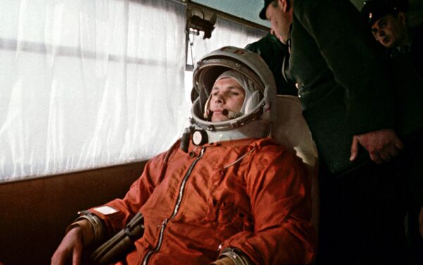 Kosmonauts Jurijs Gagarins autobusā ceļā uz Baikonuras kosmodroma starta laukumu, 1961. gada 12. aprīlis Kosmonauts Jurijs Gagarins autobusā ceļā uz Baikonuras kosmodroma starta laukumu, 1961. gada 12. aprīlis - Sputnik Latvija