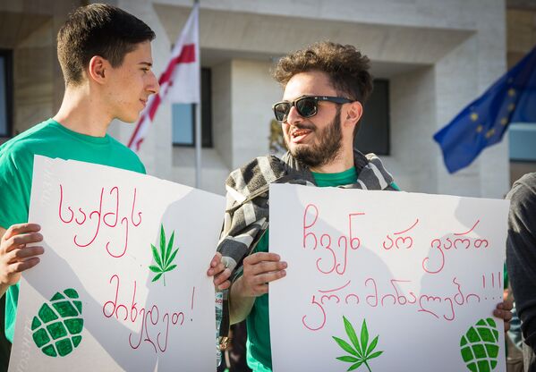 Грузины весело просят легализовать марихуану - Sputnik Латвия