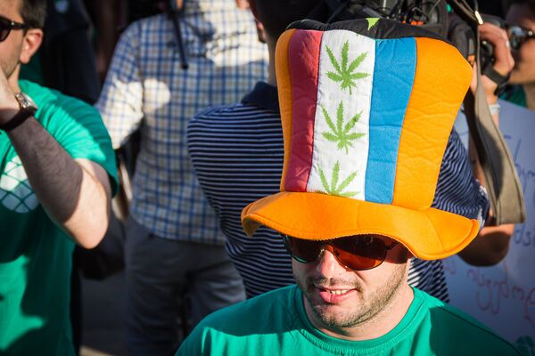 Грузины весело просят легализовать марихуану - Sputnik Латвия