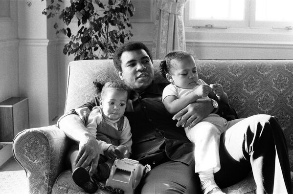 Мохаммед Али в Лондоне. со своими двумя дочерьми - Ханой (справа) и Лейлой (слева), 1978 год. - Sputnik Латвия