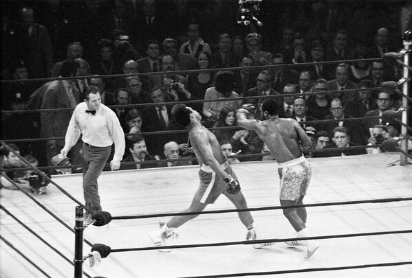 Мохаммед Али во время боя в Мэдисон Сквер Гарден в Нью-Йорке, 1971 год. - Sputnik Латвия