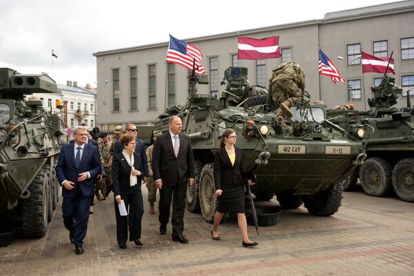 Официальные лица приветствуют американских военнослужащих Официальные лица приветствуют американских военнослужащих - Sputnik Латвия