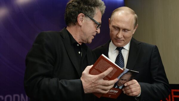 Президент Российской Федерации Владимир Путин (справа) и немецкий журналист Хуберт Зайпель, автор книги Путин: логика власти - Sputnik Латвия