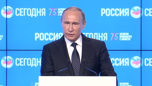 Путин поздравил МИА Россия сегодня с юбилеем и пожелал держать планку - Sputnik Latvija