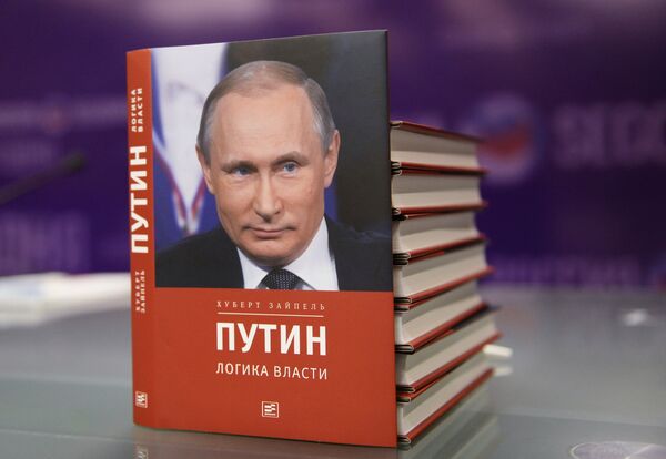 Книга немецкого журналиста Хуберта Зайпеля Путин: логика власти Книга немецкого журналиста Хуберта Зайпеля Путин: логика власти - Sputnik Латвия