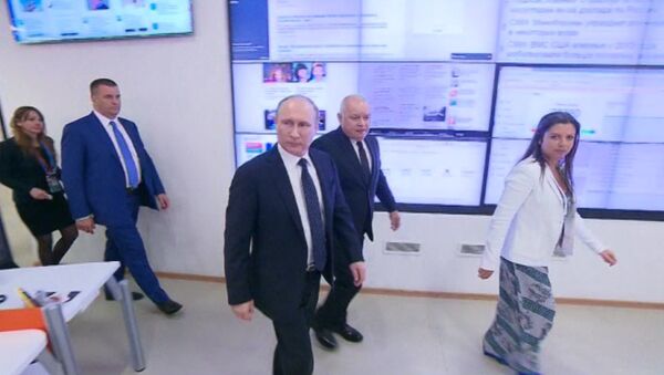 Путину в МИА Россия сегодня показали, как работает радиостанция Sputnik - Sputnik Латвия