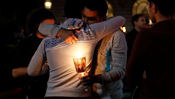 Cilvēki sēro par bojāgājušajiem apšaudē naktsklubā Orlando - Sputnik Latvija