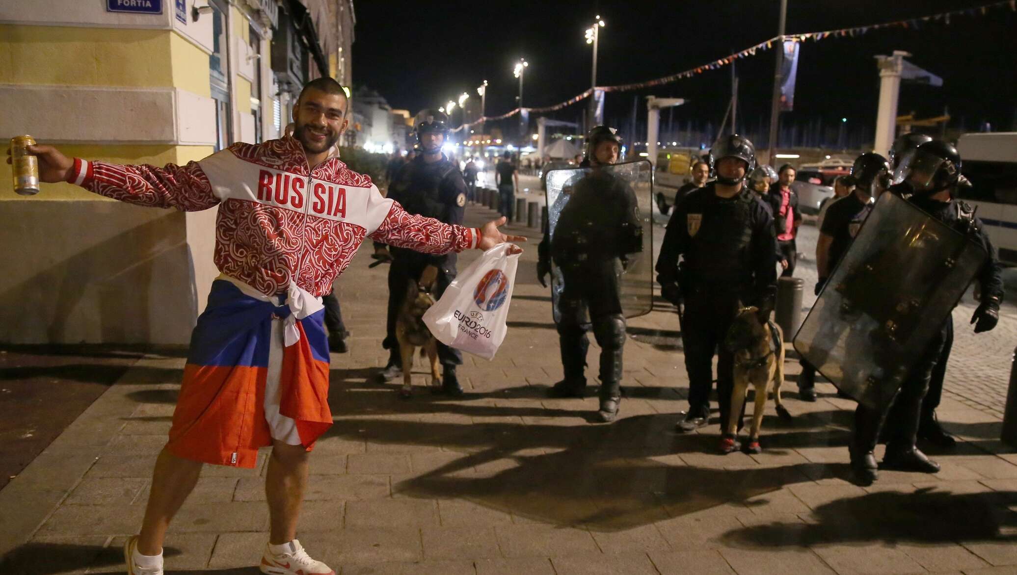 Russian hooligans france. Русские в Марселе 2016. Русские хулиганы в Марселе. Футбольные хулиганы Англии.