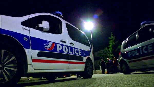 Полицейские машины на месте преступления в пригороде Парижа - Sputnik Латвия