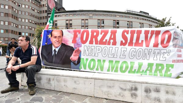 Мужчина с плакатом Давай Сильвио, Неаполь с Вами, никогда не сдаваться у больницы Сан-Раффаэле в Милане - Sputnik Латвия