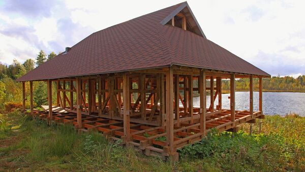 Баня в поселке Нитауре на берегу озера, где традиционные способы строительства не возможны: дом завязнет в болотистой почве - Sputnik Латвия
