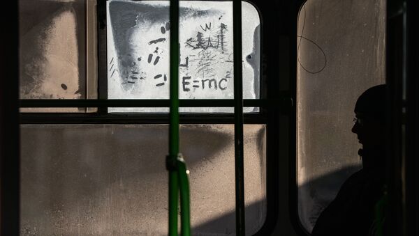 Мужчина в салоне автобуса - Sputnik Латвия
