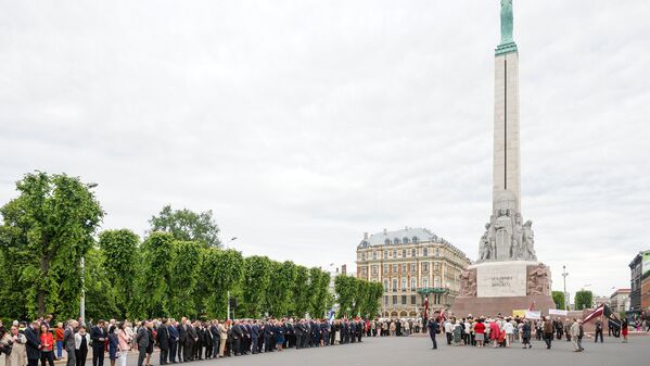 Участники памятного мероприятия в День памяти жертв коммунистического террора у Памятника Свободы - Sputnik Латвия