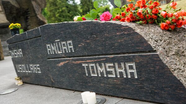 Мемориал памяти жертв коммунистического террора на станции Торнякалнс в Риге. На камнях выгравированы названия мест ссылок Мемориал памяти жертв коммунистического террора на станции Торнякалнс в Риге. На камнях выгравированы названия мест ссылок - Sputnik Латвия