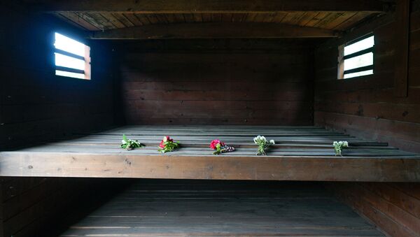 Мемориал памяти жертв коммунистического террора на станции Торнякалнс в Риге. В таких вагонах 14 июня 1941 года в самые отдалённые районы СССР вывезли 15000 жителей Латвии - Sputnik Латвия