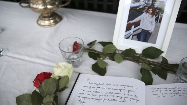Britu deputātes Džo Koksas bojāejai veltītā līdzjūtību grāmata - Sputnik Latvija