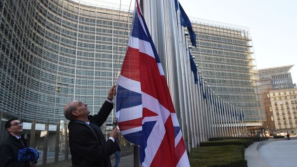 Британский флаг перед зданием Еврокомиссии в Брюсселе - Sputnik Латвия