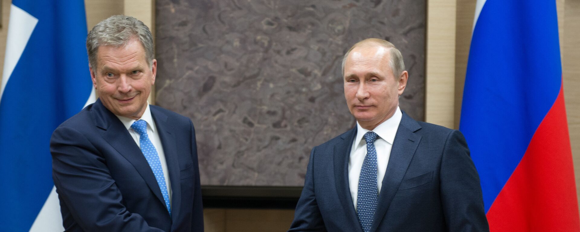 Президент России Владимир Путин (справа) и президент Финляндии Саули Ниинистё во время встречи. Архивное фото - Sputnik Латвия, 1920, 16.09.2018