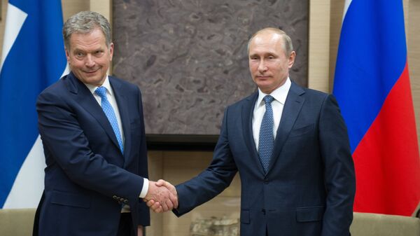 Президент России Владимир Путин (справа) и президент Финляндии Саули Ниинистё во время встречи. Архивное фото - Sputnik Латвия