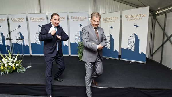 Президент Финляндии Саули Ниинисте и премьер-министр Швеции Стефан Левен после пресс-конференции - Sputnik Латвия
