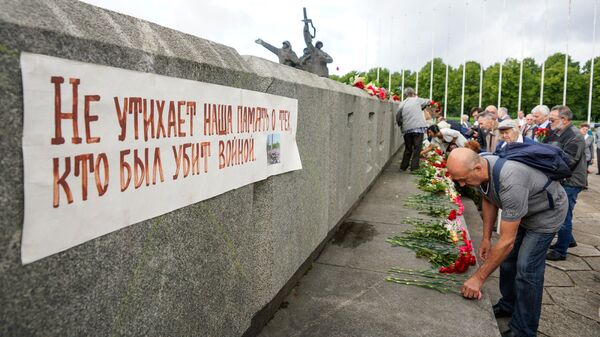 Церемония возложения венков и цветов к памятнику Воинам-Освободителям Латвии и Риги Церемония возложения венков и цветов к памятнику Воинам-Освободителям Латвии и Риги - Sputnik Latvija