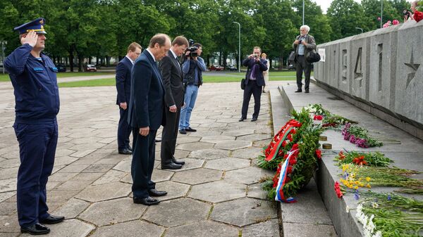 Церемония возложения венков и цветов к памятнику Воинам-Освободителям Латвии и Риги Церемония возложения венков и цветов к памятнику Воинам-Освободителям Латвии и Риги - Sputnik Latvija