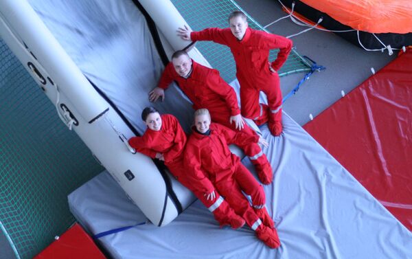 Экипаж около аварийного спуска - Sputnik Латвия