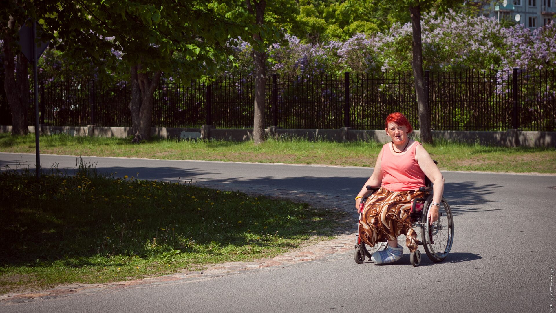 Женщина на инвалидной коляске в парке. Архивное фото - Sputnik Латвия, 1920, 31.07.2023