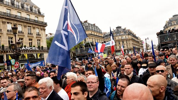 Национальный фронт. Демонстрация в Париже, архивное фото - Sputnik Латвия