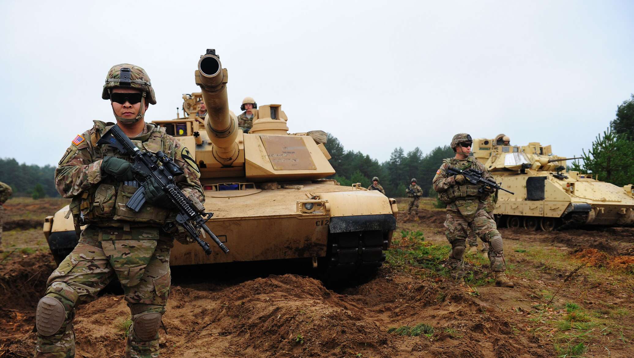 Военные нато на границе. Танки НАТО У границ Белоруссии. Танки НАТО на границе Беларуси. Танкисты НАТО. Танковые войска США.