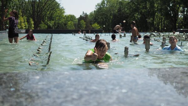 Дети купаются в фонтане - Sputnik Latvija