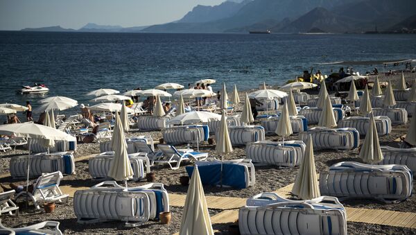 Шезлонги на пляже курорта Кемер в Турции - Sputnik Latvija
