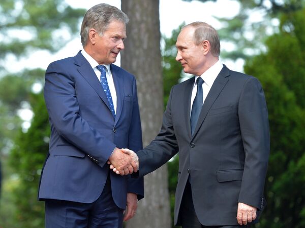 1 июля 2016. Президент РФ Владимир Путин (справа) и президент Финляндской Республики Саули Ниинистё во время встречи в Наантали. 1 июля 2016. Президент РФ Владимир Путин (справа) и президент Финляндской Республики Саули Ниинистё во время встречи в Наантали. - Sputnik Латвия