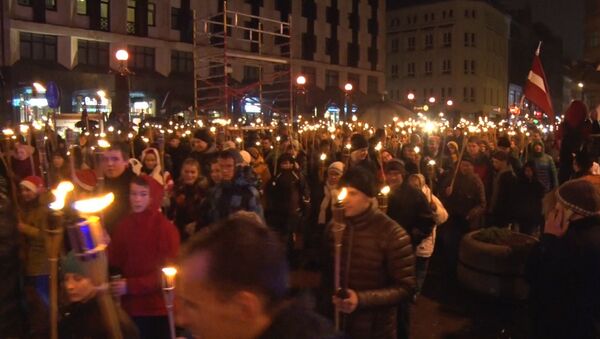 Тысячи человек с факелами прошли по Риге в День независимости - Sputnik Латвия