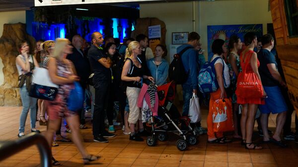 Эвакуация посетителей Līvu akvaparks в Юрмале Эвакуация посетителей Līvu akvaparks в Юрмале - Sputnik Латвия