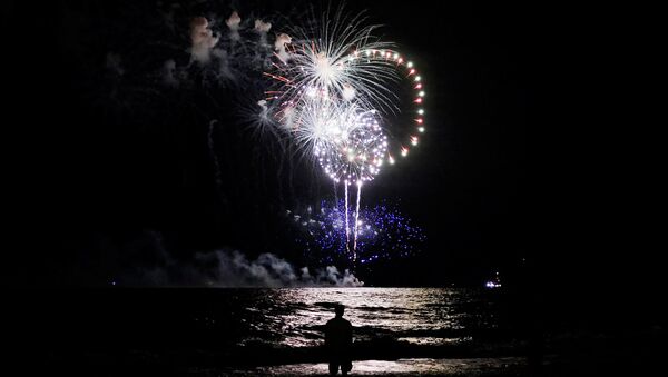 Фейерверк на пляже во время празднования Дня Независимости США в Атлантик Бич, Нью-Йорк - Sputnik Латвия