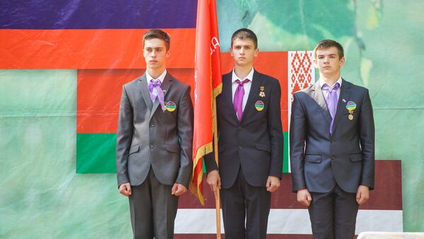 Ученики старших классов в почётном карауле со Знаменем Победы - Sputnik Латвия