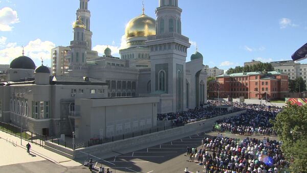 Праздничная молитва мусульман у соборной мечети Москвы в честь Ураза-байрам - Sputnik Латвия
