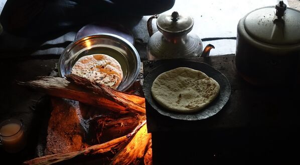 Тибетский хлеб: вода, мука и сковородка - Sputnik Латвия