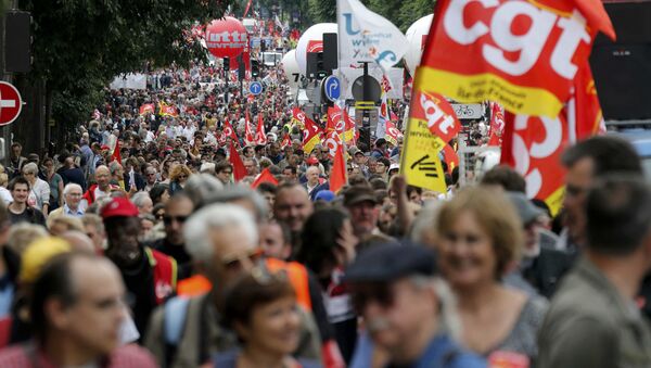 Протесты в Париже против нового трудового кодекса - Sputnik Латвия