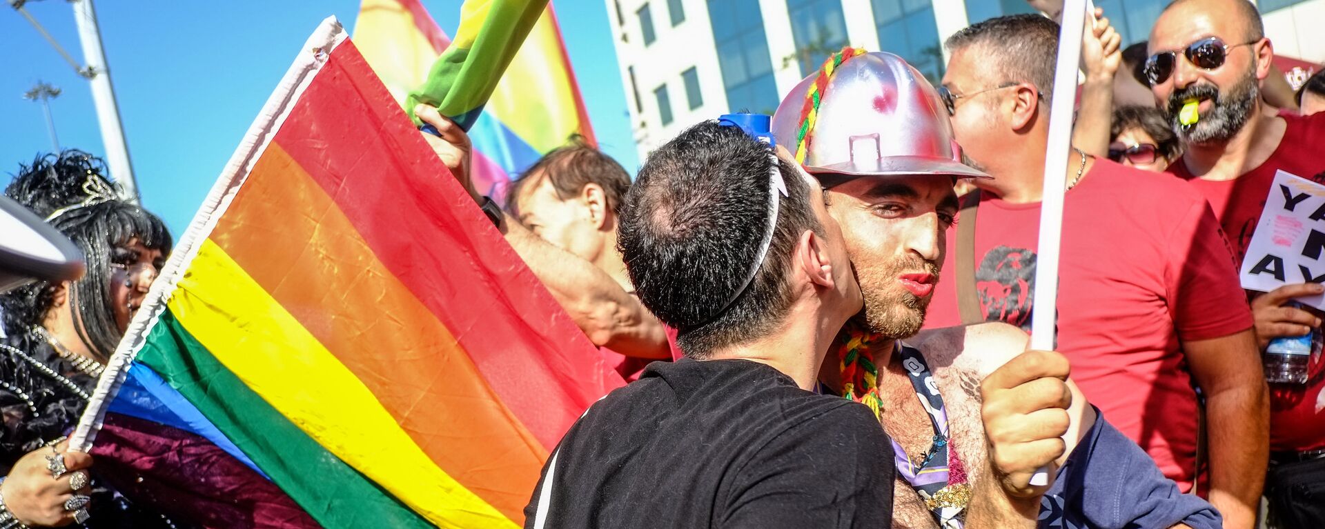 Гей-парад в Стамбуле - Sputnik Латвия, 1920, 29.09.2018