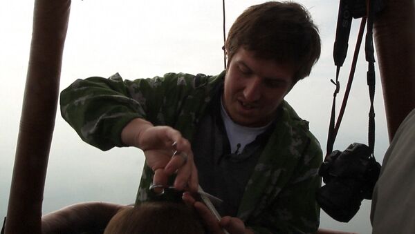 Уральский парикмахер подстриг клиента в полете на воздушном шаре - Sputnik Латвия