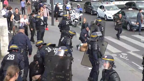 Полиция Парижа дубинками разгоняли митингующих против трудовых реформ - Sputnik Латвия