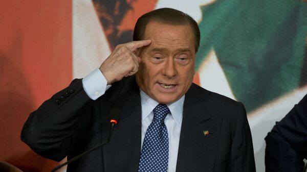 Бывший премьер-министр Италии Сильвио Берлускони - Sputnik Латвия